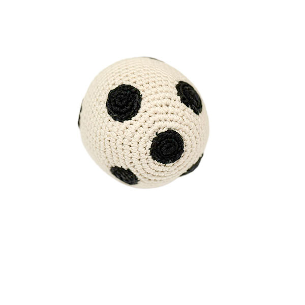 Rasselball aus Bio-Baumwolle in Schwarz-Weiss, gehäkelt von Pebble
